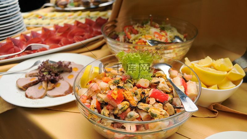 零食批发：小店与超市的差异化选择