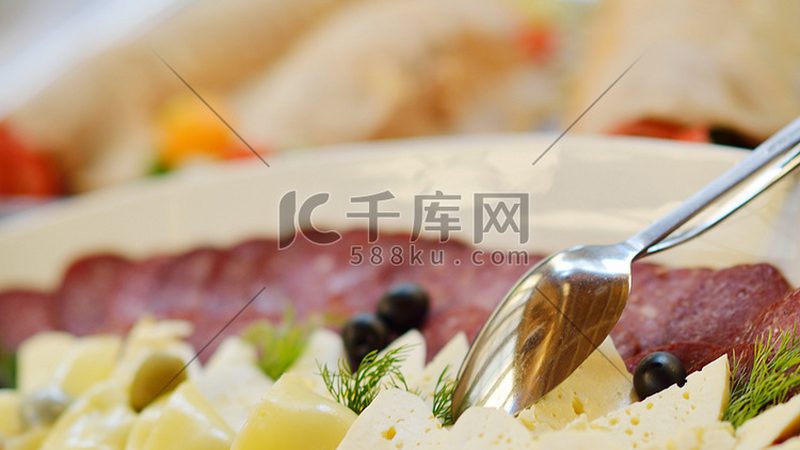 相比于传统渠道，厂家直销具有以下优势：